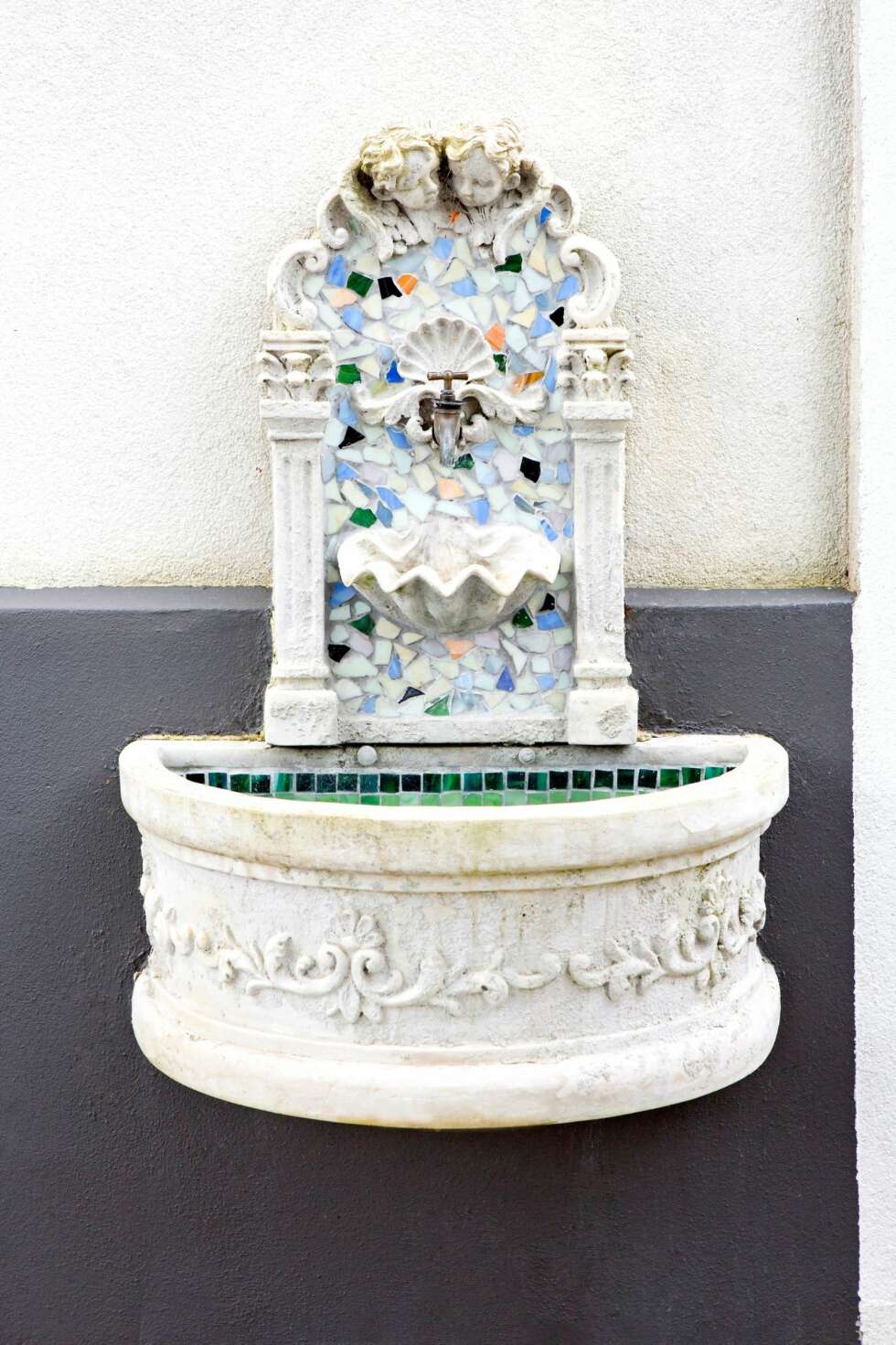 ORIGINAL DETALJ: Den lille fontenen er en av de originale detaljene som er beholdt på utsiden av kirken. ORIGINAL DETALJ: Den lille fontenen er en av de originale detaljene som er beholdt på utsiden av kirken.