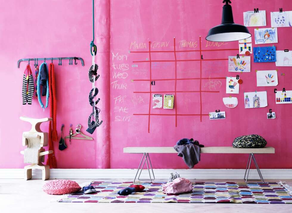 SPORTY GANG: En sterk rosafarget vegg med en kalender for en aktiv familie - nå skal det synes at vi er i farta. SPORTY GANG: En sterk rosafarget vegg med en kalender for en aktiv familie - nå skal det synes at vi er i farta.