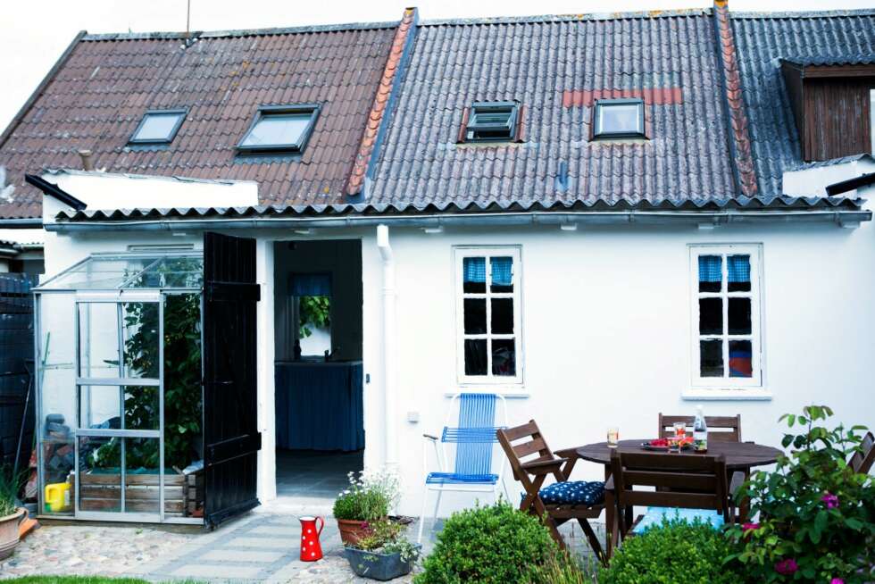 HUS MED SJEL: Louise og mannen fant drømmehuset i Kolding. Hagen er ikke så stor, men rommer både drivhus og terrasse. HUS MED SJEL: Louise og mannen fant drømmehuset i Kolding. Hagen er ikke så stor, men rommer både drivhus og terrasse.