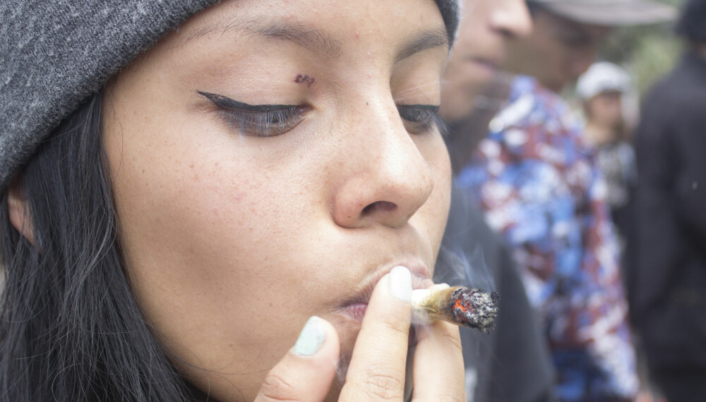 JOINT: Når oppegående, vanlige kvinner røyker marihuana, normaliseres bruken av cannabis, mener Mina Gerhardsen i Actis. JOINT: Når oppegående, vanlige kvinner røyker marihuana, normaliseres bruken av cannabis, mener Mina Gerhardsen i Actis.