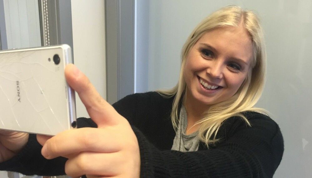SELFIE: Julie tar mindre bilder av privatlivet og legger ut på sosiale medier enn før. SELFIE: Julie tar mindre bilder av privatlivet og legger ut på sosiale medier enn før.