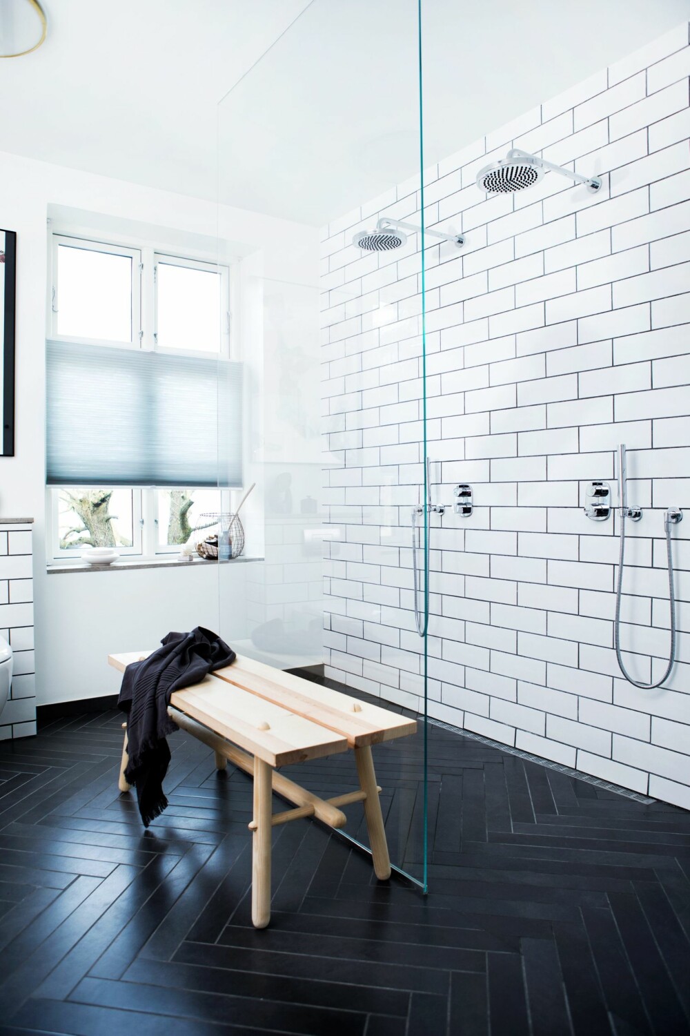 DOBBELDUSJ: Ved å velge en glassvegg i stedet for et forheng, får du badet til å virke større. Veggen er flislagt med hvite Intinta-fliser, og gulvet med Tekno nero fliser, begge fra evers.dk. Benken er fra christianjuhl.com. FOTO: Tia Borgsmidt DOBBELDUSJ: Ved å velge en glassvegg i stedet for et forheng, får du badet til å virke større. Veggen er flislagt med hvite Intinta-fliser, og gulvet med Tekno nero fliser, begge fra evers.dk. Benken er fra christianjuhl.com. FOTO: Tia Borgsmidt