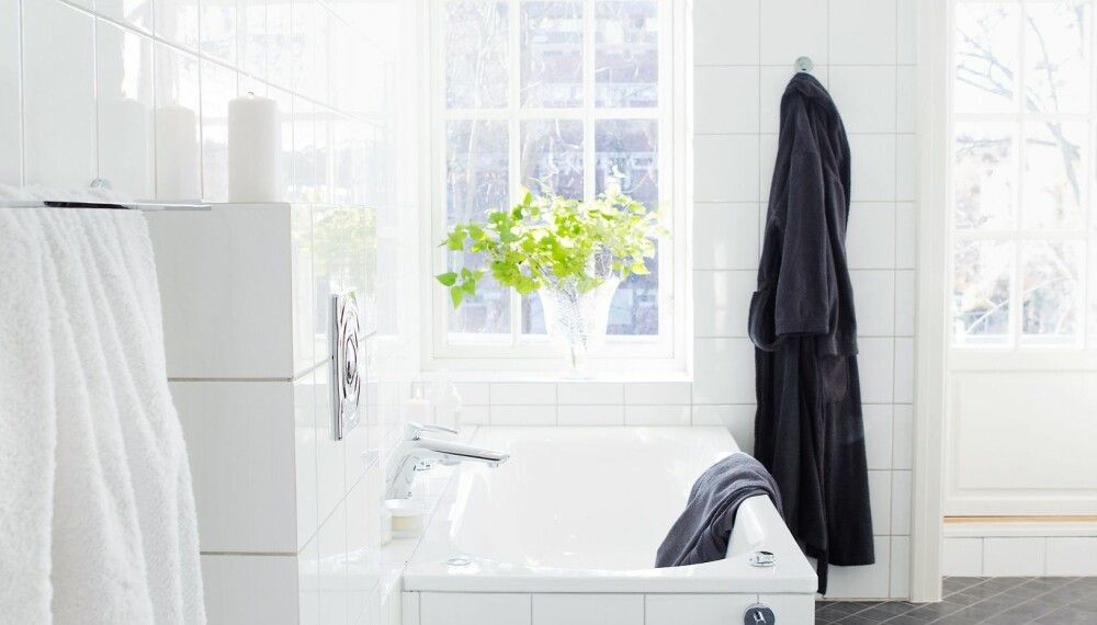 FORFRISKENDE HVITT: Badet får mye lys fra de store vinduene. FOTO: Yvonne Wilhelmsen FORFRISKENDE HVITT: Badet får mye lys fra de store vinduene. FOTO: Yvonne Wilhelmsen
