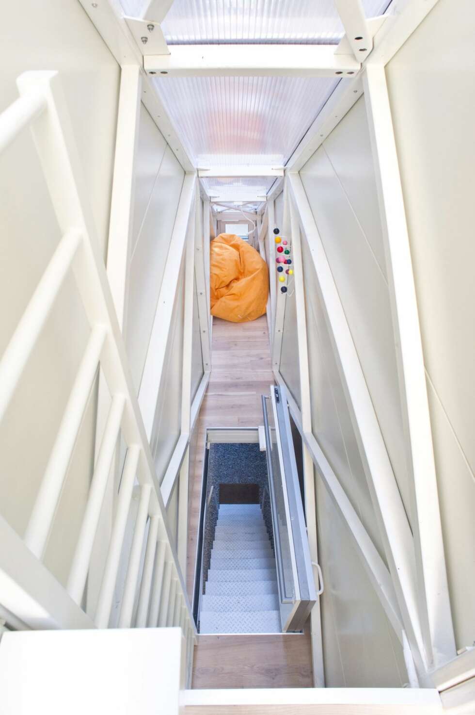 STIGER: Arkitekten har satt inn stiger mellom etasjene, siden det ikke var plass til trapper. STIGER: Arkitekten har satt inn stiger mellom etasjene, siden det ikke var plass til trapper.