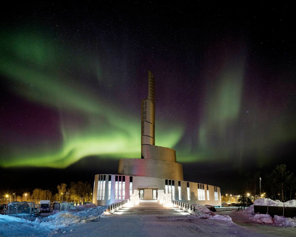VIDDAS KATEDRAL: Alta kirke er en flott attraksjon, her med nordlyset som bakgrunn. VIDDAS KATEDRAL: Alta kirke er en flott attraksjon, her med nordlyset som bakgrunn.
