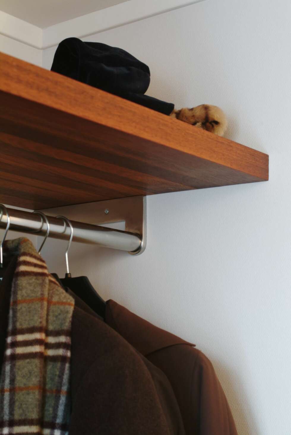 EGET DESIGN: Beslaget som er designet til nettopp dette huset, er laget i rustfritt stål. Stålstangen er 30 millimeter i diameter og tåler stor belastning uten å bøye seg. EGET DESIGN: Beslaget som er designet til nettopp dette huset, er laget i rustfritt stål. Stålstangen er 30 millimeter i diameter og tåler stor belastning uten å bøye seg.