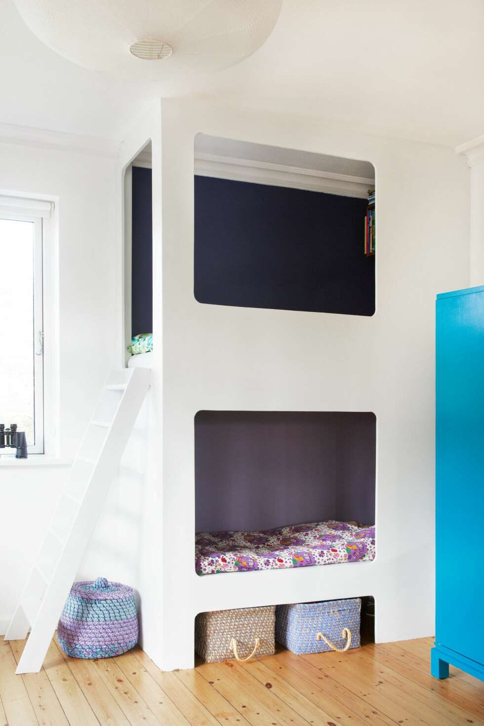TODELT: Målene på sengen er tilpasset en standard barnemadrass fra Ikea. Stigen er bygget i samme materiale som sengen. Fargen oppe heter Skumring. Veggen nede er malt med Blåmunke, begge fra Dyrup. FOTO: Anitta Behrendt TODELT: Målene på sengen er tilpasset en standard barnemadrass fra Ikea. Stigen er bygget i samme materiale som sengen. Fargen oppe heter Skumring. Veggen nede er malt med Blåmunke, begge fra Dyrup. FOTO: Anitta Behrendt