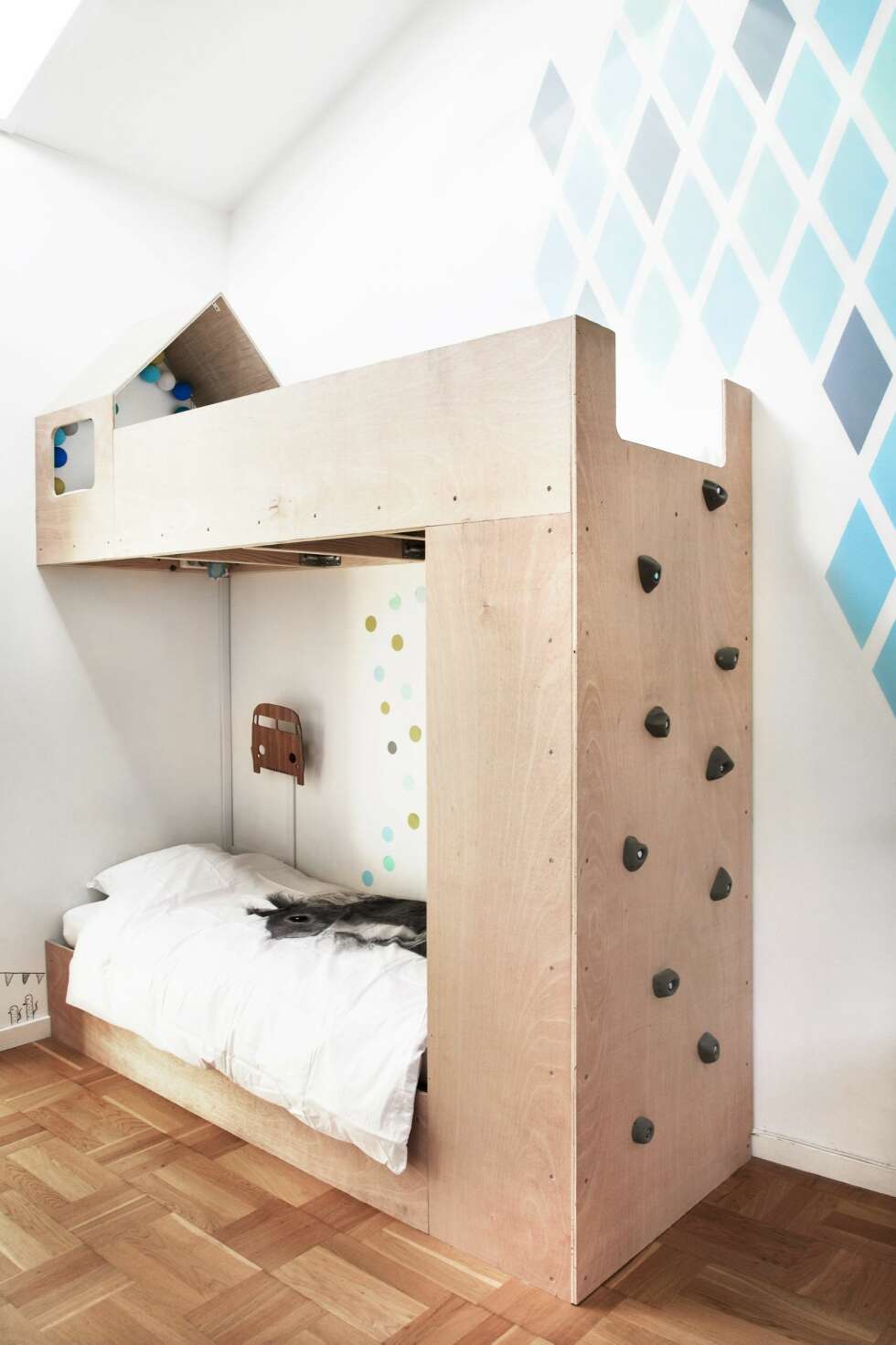 FOR KLATREMUS: Sengen er formet som et lite hus med tak og vinduer. Det gir en huleaktig stemning. Veggen ved fotenden er utnyttet til hyller. FOTO: Anitta Behrendt FOR KLATREMUS: Sengen er formet som et lite hus med tak og vinduer. Det gir en huleaktig stemning. Veggen ved fotenden er utnyttet til hyller. FOTO: Anitta Behrendt
