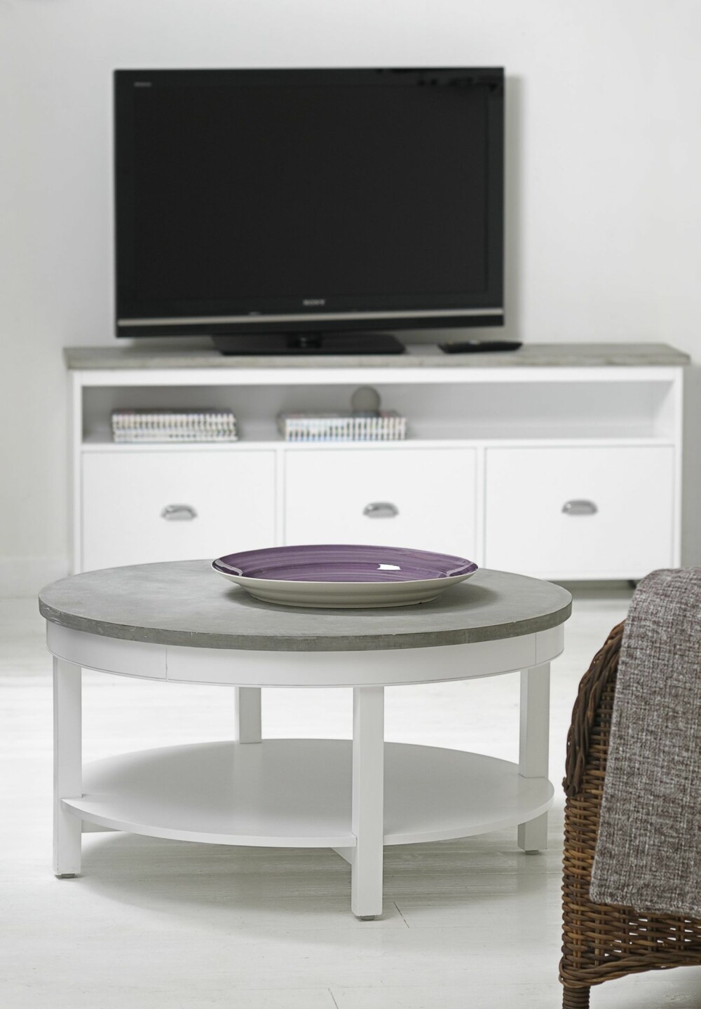 TIL STUEN: Bruka design har en stor kolleksjon med ulike møbler med betongtopp. Disse gjør seg best innendørs. TIL STUEN: Bruka design har en stor kolleksjon med ulike møbler med betongtopp. Disse gjør seg best innendørs.