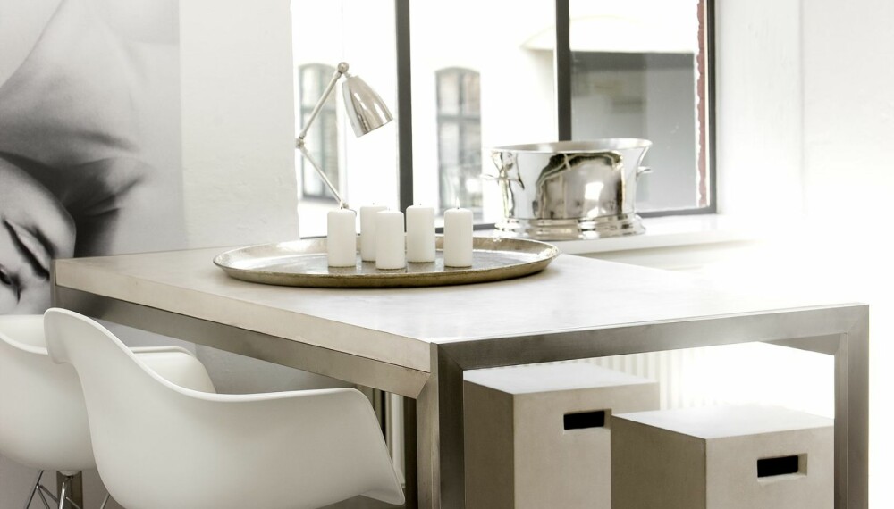 VEDLIKEHOLDSFRIE: Disse betongmøblerne fra Indoor Outdoor kan både brukes inne og ute. De finnes både i denne lyse og en mørkere betongfarge. Du får de blant annet hos Palma og Fine Design. VEDLIKEHOLDSFRIE: Disse betongmøblerne fra Indoor Outdoor kan både brukes inne og ute. De finnes både i denne lyse og en mørkere betongfarge. Du får de blant annet hos Palma og Fine Design.