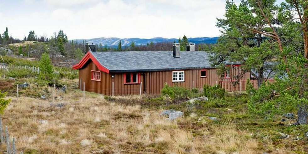 TIL SALGS: Hytte ved Grønhovdvannet i Nesbyen. 4 rom. Primærrom 78 kvm. Byggeår 1949. Prisantydning 1.700.000 kroner. TIL SALGS: Hytte ved Grønhovdvannet i Nesbyen. 4 rom. Primærrom 78 kvm. Byggeår 1949. Prisantydning 1.700.000 kroner.