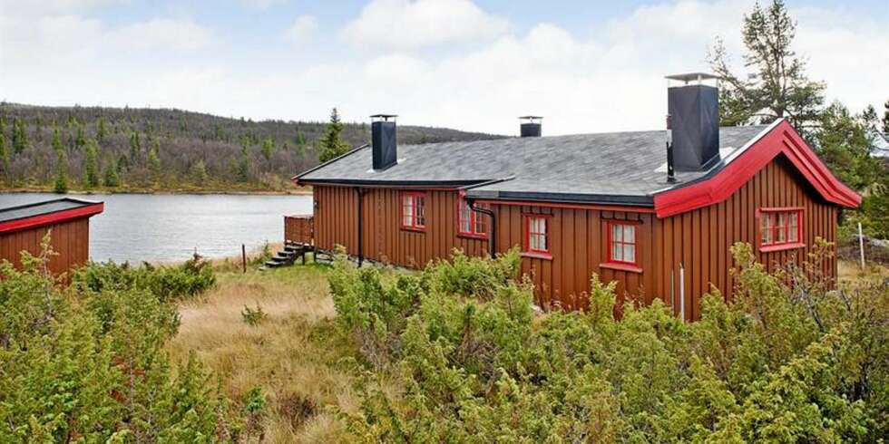 FOLKEHYTTA: Den gjennomsnittlige hytteprisen på fjellet er nå 1.709.000 kroner. Bildet viser en hytte til salgs ved Grønhovdvannet i Nesbyen med prisantydning 1.700.000 kroner. FOLKEHYTTA: Den gjennomsnittlige hytteprisen på fjellet er nå 1.709.000 kroner. Bildet viser en hytte til salgs ved Grønhovdvannet i Nesbyen med prisantydning 1.700.000 kroner.