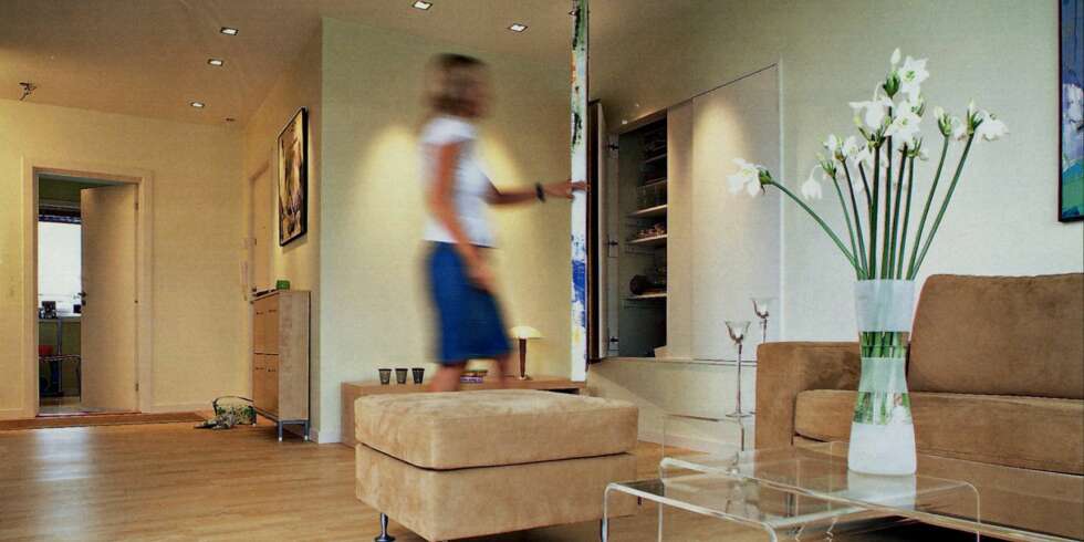 SMART SKAP: Det moderne maleriet ble montert på en ramme og utstyrt med kraftige hengsler. Denne finessen og åpning av hele leiligheten er signert Kreo interiørarkitekter. SMART SKAP: Det moderne maleriet ble montert på en ramme og utstyrt med kraftige hengsler. Denne finessen og åpning av hele leiligheten er signert Kreo interiørarkitekter.