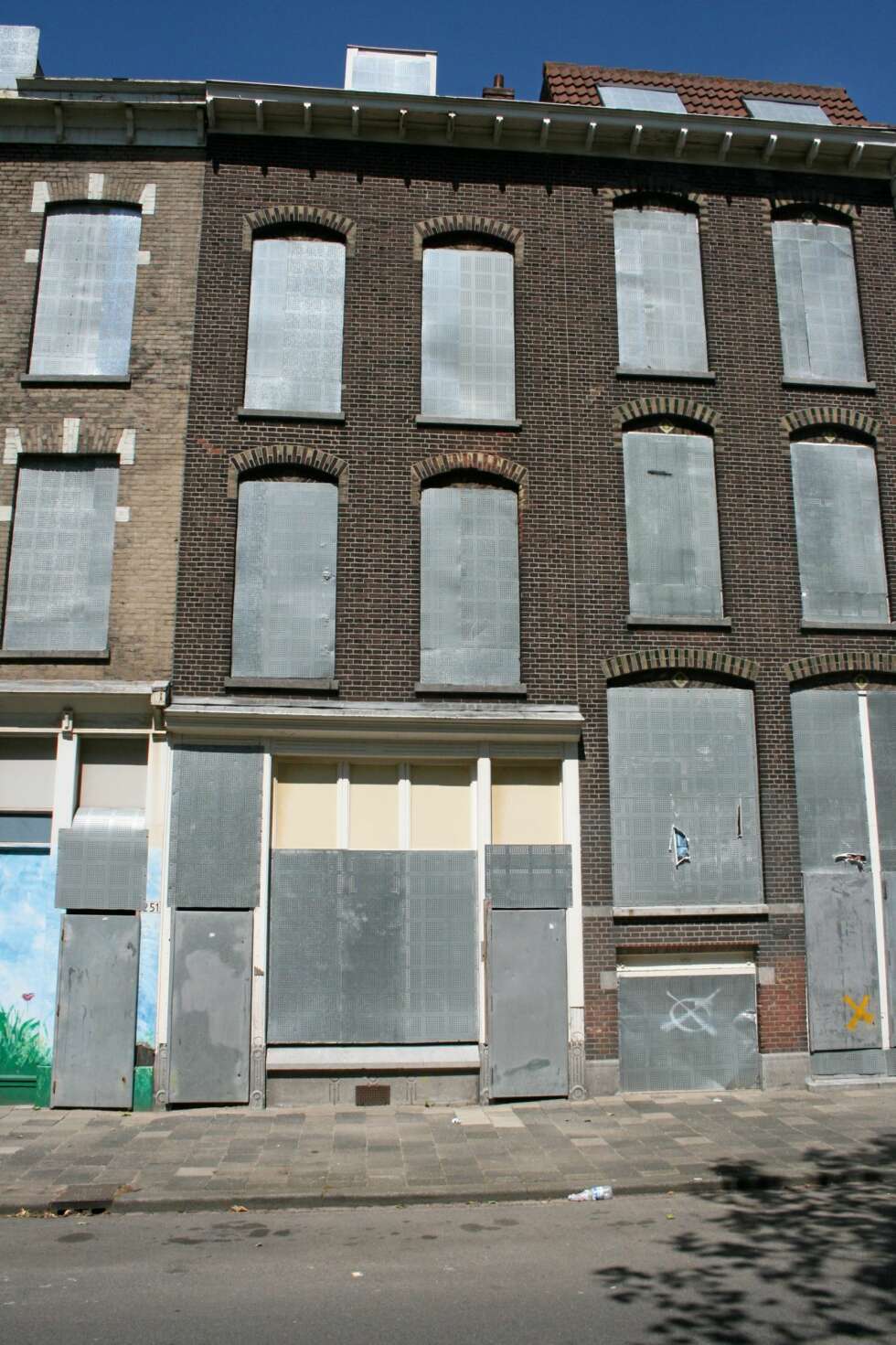 ET TRIST SYN: Så sørgelig så huset til Damian og Tom ut før de satte igang med renoveringen. ET TRIST SYN: Så sørgelig så huset til Damian og Tom ut før de satte igang med renoveringen.