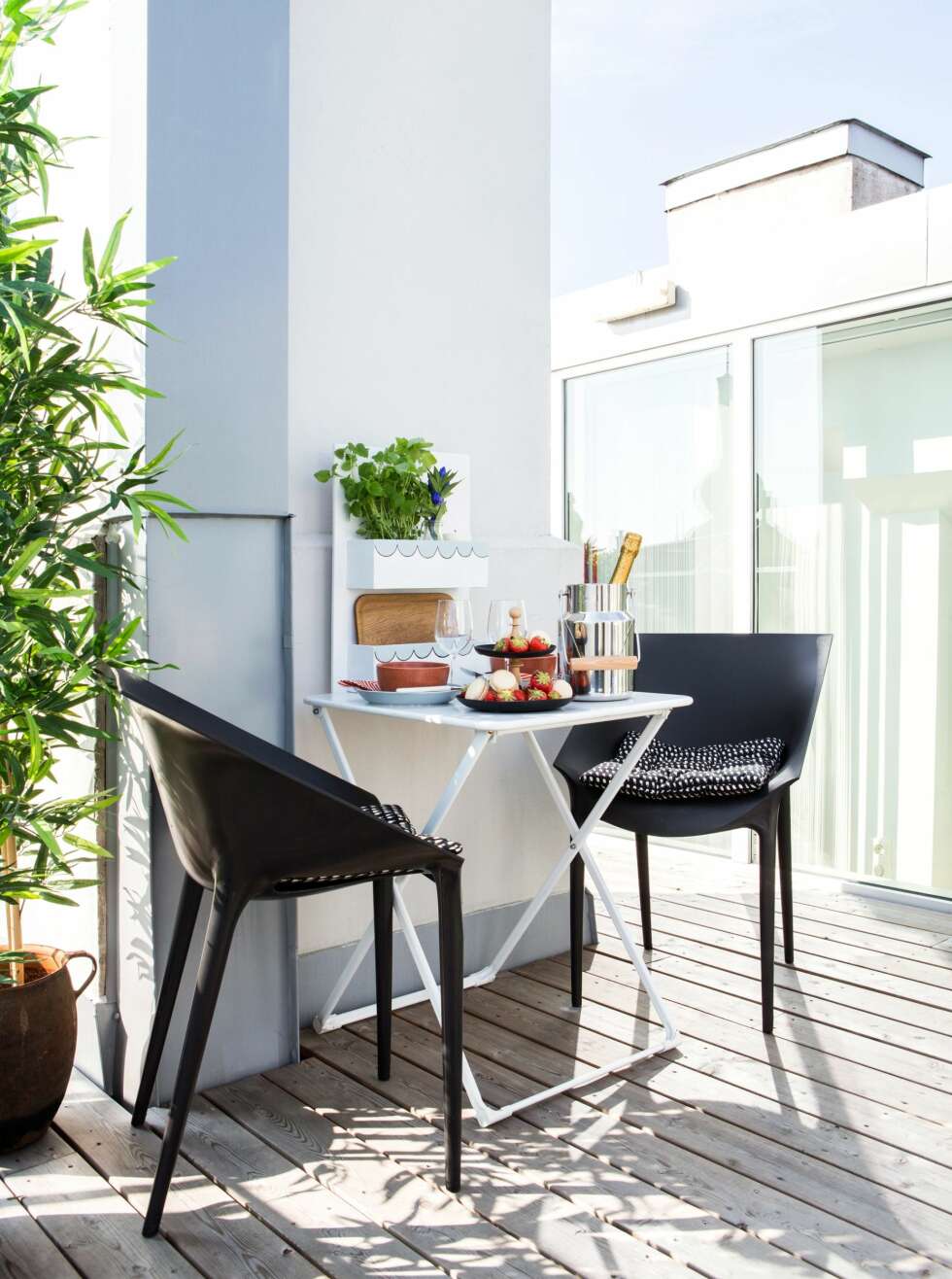 SVART-HVITT: De svarte stolene heter Dr. Yes og er fra Kartell. Du får dem blant annet hos mobelgarden.no. Putene i stolene er fra hm.com. Champagnekjøleren er fra traktoren.no. FOTO: Nadia Norskott
SVART-HVITT: De svarte stolene heter Dr. Yes og er fra Kartell. Du får dem blant annet hos mobelgarden.no. Putene i stolene er fra hm.com. Champagnekjøleren er fra traktoren.no. FOTO: Nadia Norskott