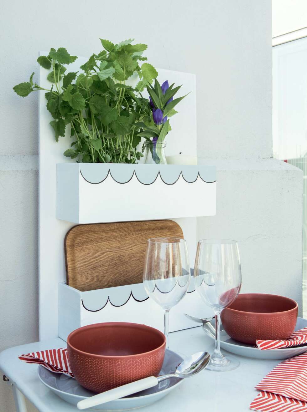 DIY-HYLLE: Rustrødt og grått er farger som passer godt til denne stilen. Bollene er fra Iittala, og både de og vinglassene i plast fås hos traktoren.no. Serviettene Clean Eat er fra hm.com. Spiseskjeene Pure White er fra Skaugum, og den lille hyllen er hjemmelaget av to trekasser som er limt på en finérplate. Disse er fra H&M Home. Til slutt er det hele malt med en oljebasert farge. Hyllen passer perfekt til urter, bestikk og servietter. FOTO: Nadia Norskott DIY-HYLLE: Rustrødt og grått er farger som passer godt til denne stilen. Bollene er fra Iittala, og både de og vinglassene i plast fås hos traktoren.no. Serviettene Clean Eat er fra hm.com. Spiseskjeene Pure White er fra Skaugum, og den lille hyllen er hjemmelaget av to trekasser som er limt på en finérplate. Disse er fra H&M Home. Til slutt er det hele malt med en oljebasert farge. Hyllen passer perfekt til urter, bestikk og servietter. FOTO: Nadia Norskott