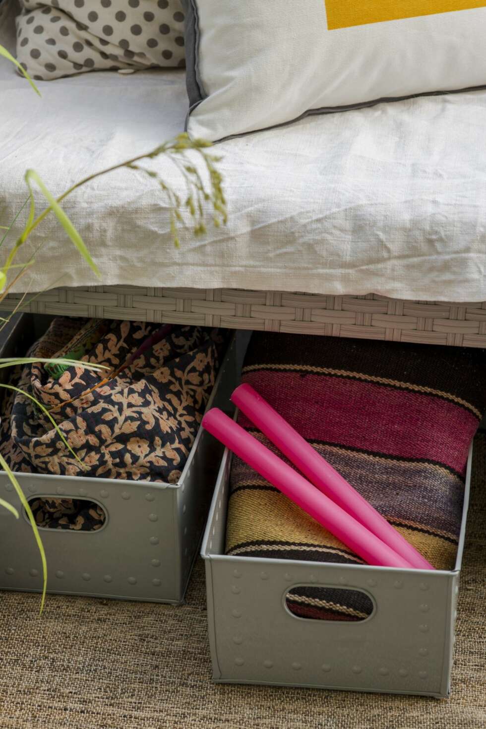 SNIK INN LITT OPPBEVARING: Praktiske metallkasser under sofaen, kr 229 pr. stk., Kremmerhuset. I kassen til venstre ligger et indisk vintage pledd, kr 1350, Bon Dep. I kassen til høyre et vintage kelimteppe, kr 2499, og neonlys, kr 25 pr. stk., alt fra Bolina. SNIK INN LITT OPPBEVARING: Praktiske metallkasser under sofaen, kr 229 pr. stk., Kremmerhuset. I kassen til venstre ligger et indisk vintage pledd, kr 1350, Bon Dep. I kassen til høyre et vintage kelimteppe, kr 2499, og neonlys, kr 25 pr. stk., alt fra Bolina.