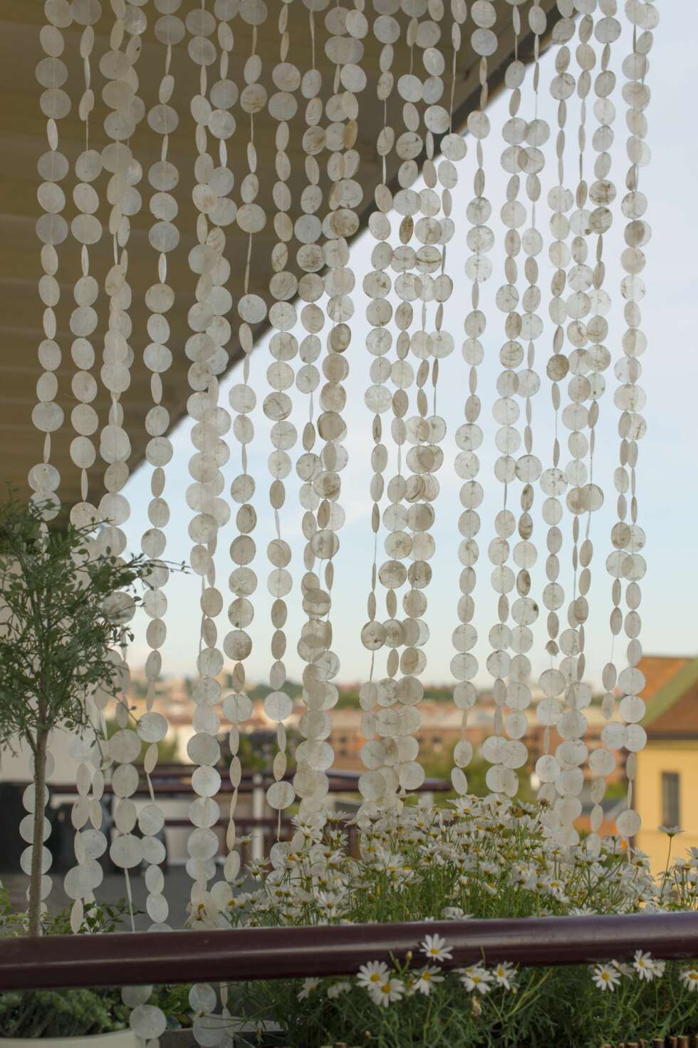 EKSOTISK: Et skjellgirlander er dekorativt og sender tankene til en virkelig varm sommer. Dette er fra Kremmerhuset og koster kr 599. EKSOTISK: Et skjellgirlander er dekorativt og sender tankene til en virkelig varm sommer. Dette er fra Kremmerhuset og koster kr 599.