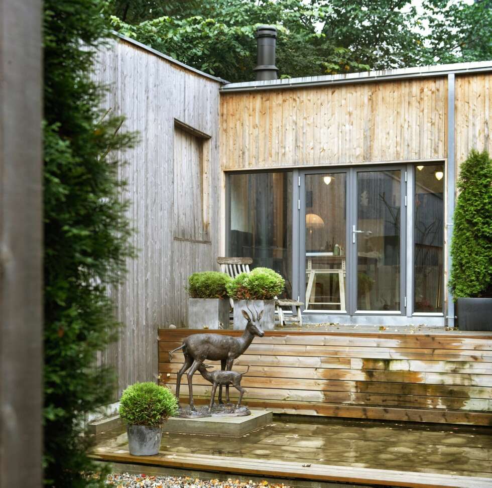EN EGEN VERDEN: Skulpturen i bronse er fra en auksjon hos
Blomquist. Atelieret har direkte utgang til hovedatriet. Boligen har
mange morsomme detaljer, som luken i tregjerdet til venstre som
kan åpnes. På utsiden er det trebekledning, mens det er spilepanel
på innsiden. EN EGEN VERDEN: Skulpturen i bronse er fra en auksjon hos
Blomquist. Atelieret har direkte utgang til hovedatriet. Boligen har
mange morsomme detaljer, som luken i tregjerdet til venstre som
kan åpnes. På utsiden er det trebekledning, mens det er spilepanel
på innsiden.
