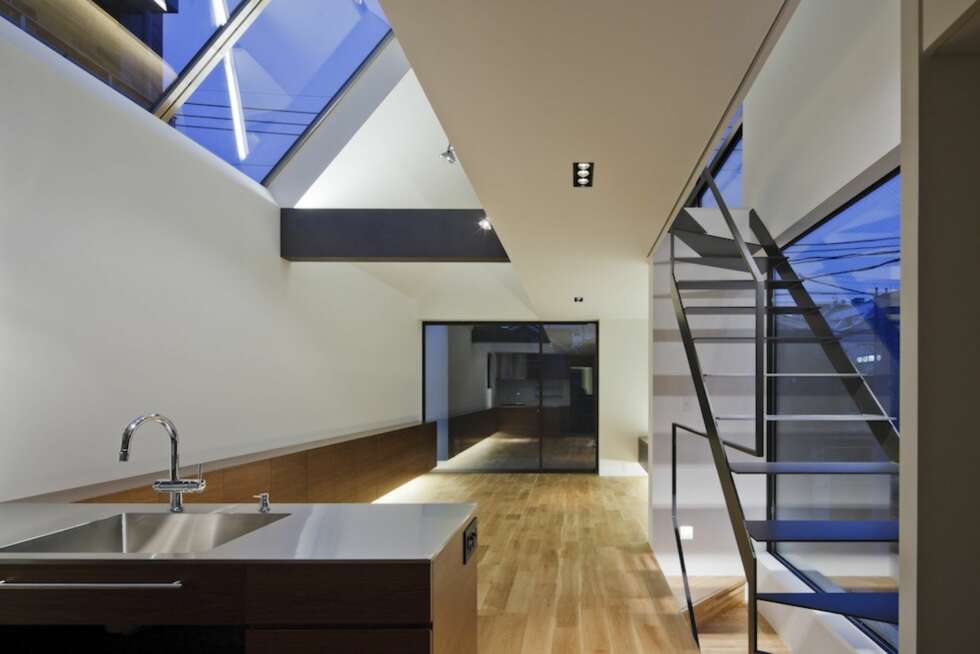 TETTBEFOLKET NABOLAG: Arkitektene fra Apollo Architects & Associates sørget for at eierne av dette huset ikke skulle plages av innsyn fra nyskjerrige naboer. TETTBEFOLKET NABOLAG: Arkitektene fra Apollo Architects & Associates sørget for at eierne av dette huset ikke skulle plages av innsyn fra nyskjerrige naboer.