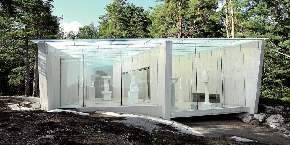 KULTUROPPLEVELSE. Midtåsen Skulpturpark i Sandefjord er ett av stedene du kan besøke i sommer. Avdøde Knut Steen har laget de 12 marmorskulpturene i den unike glassbygningen. KULTUROPPLEVELSE. Midtåsen Skulpturpark i Sandefjord er ett av stedene du kan besøke i sommer. Avdøde Knut Steen har laget de 12 marmorskulpturene i den unike glassbygningen.