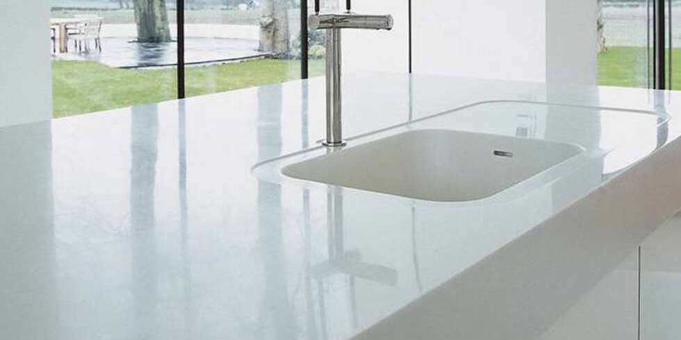 CORIAN: Corian er dyrt, men holder seg til gjengjeld pen i årevis uten mye vedlikehold. CORIAN: Corian er dyrt, men holder seg til gjengjeld pen i årevis uten mye vedlikehold.