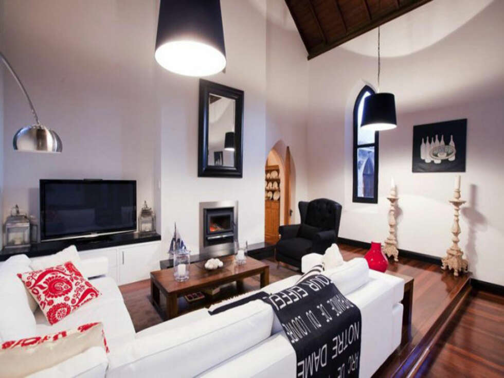 MODERNE: Det mangler ikke på verken komfort eller stil i denne gamle kirken. MODERNE: Det mangler ikke på verken komfort eller stil i denne gamle kirken.