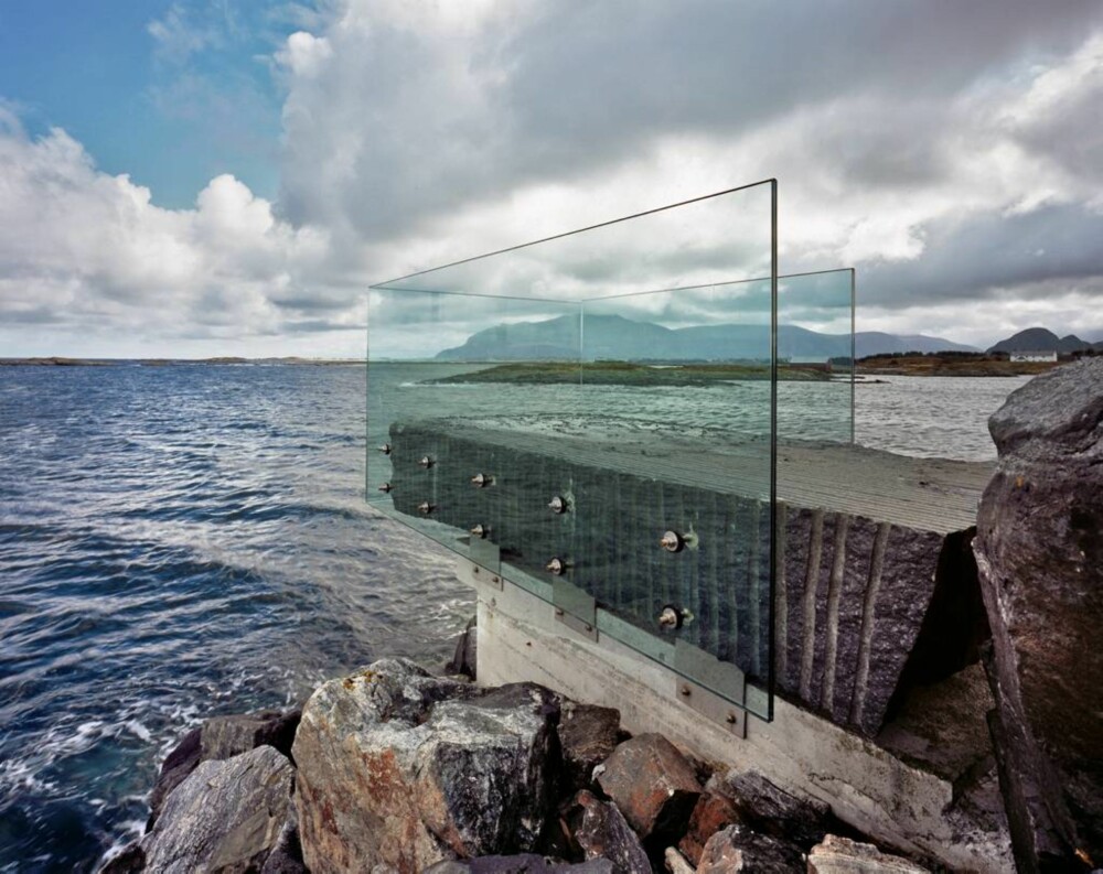 En av de arkitektoniske attraksjonene, Askvågen utsiktspunkt, signert 3 RW
Arkitekter. Den stilige glassboksen ligger ytterst på en molo ved en aktiv havn og beskytter mot vær og bølgesprut. Denne plassen er også planlagt utstillingspunkt for et kunstverk av internasjonal klasse. En av de arkitektoniske attraksjonene, Askvågen utsiktspunkt, signert 3 RW
Arkitekter. Den stilige glassboksen ligger ytterst på en molo ved en aktiv havn og beskytter mot vær og bølgesprut. Denne plassen er også planlagt utstillingspunkt for et kunstverk av internasjonal klasse.
