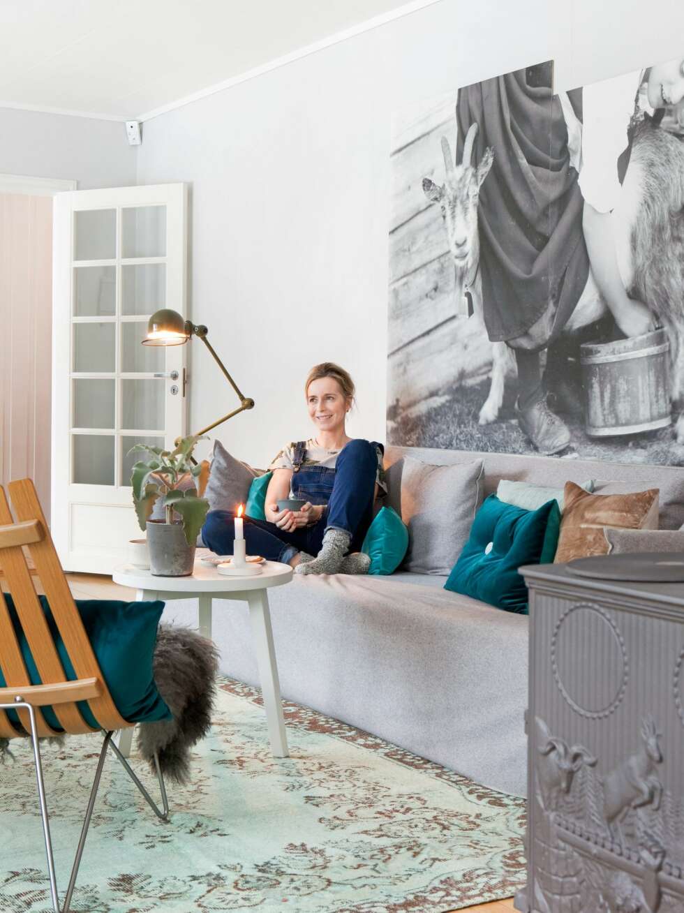 GOD STEMNING: Når julen kommer, slapper Heidi mer enn gjerne av i sofaen Ghost fra Gervasoni. Bildet med geit stammer fra en kafé på Gjøvik. Fløyelsputene og teppet er fra Eske. Stolen Scandia lounge er designet av Hans Bratterud. Det lille bordet Gray er fra Gervasoni.
FOTO: Trine Thorsen GOD STEMNING: Når julen kommer, slapper Heidi mer enn gjerne av i sofaen Ghost fra Gervasoni. Bildet med geit stammer fra en kafé på Gjøvik. Fløyelsputene og teppet er fra Eske. Stolen Scandia lounge er designet av Hans Bratterud. Det lille bordet Gray er fra Gervasoni.
FOTO: Trine Thorsen