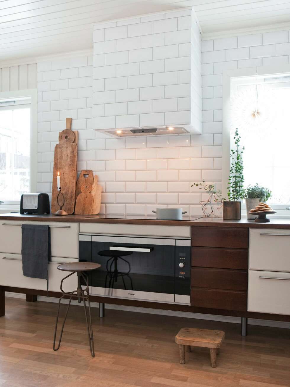 KJØKKEN: Kjøkkeninnredningen er fra Sivesind, hvitevarene er fra Miele. De gamle trefjølene er både antikke og fra Bolina. Krakkene er arvegods. Stjernen i vinduet er fra Blomme.
FOTO: Trine Thorsen KJØKKEN: Kjøkkeninnredningen er fra Sivesind, hvitevarene er fra Miele. De gamle trefjølene er både antikke og fra Bolina. Krakkene er arvegods. Stjernen i vinduet er fra Blomme.
FOTO: Trine Thorsen