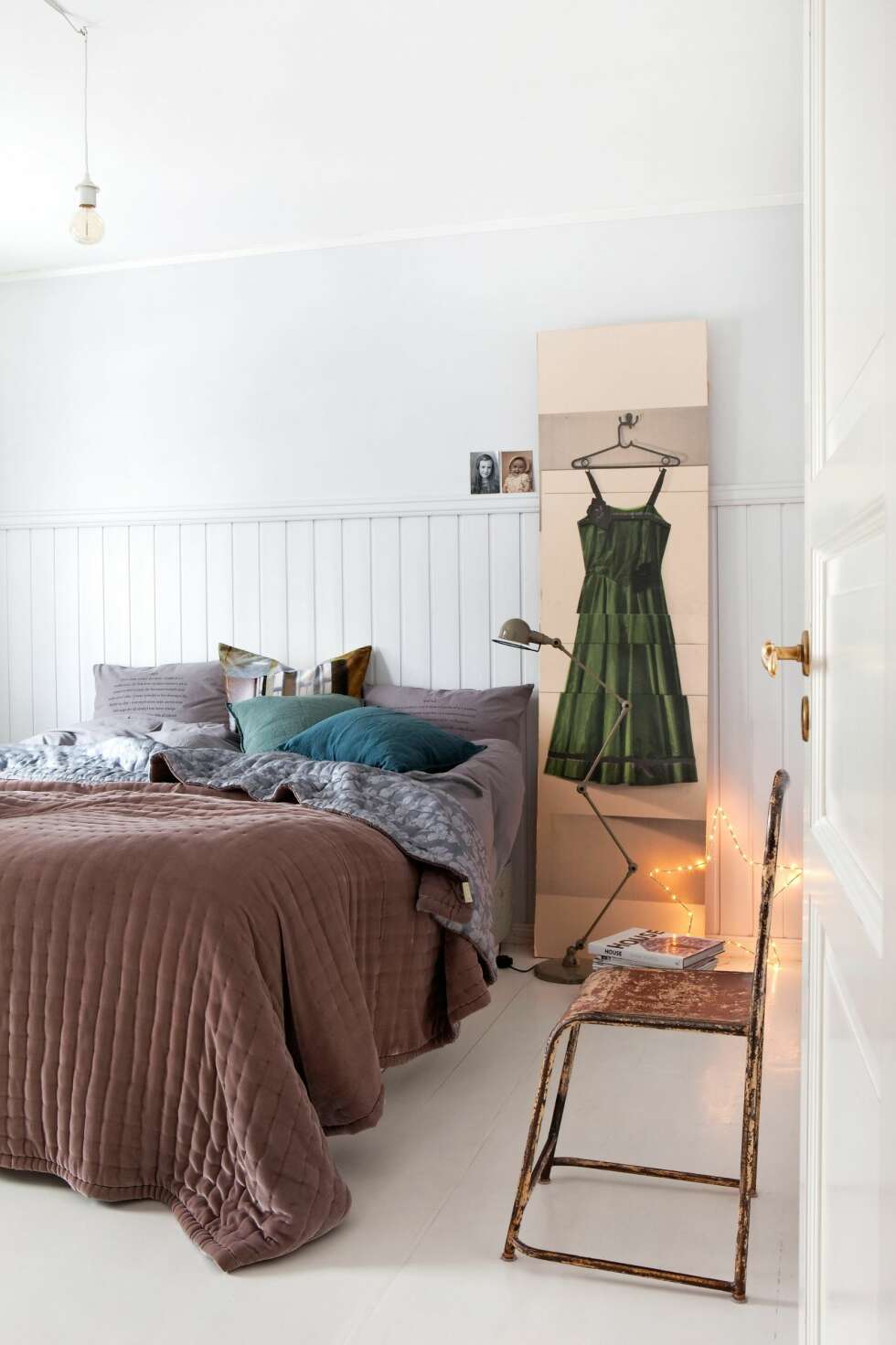 PERSONLIG STIL: De grønne putene er fra Eske, puten med motiv er designet av Nicolette
Brunclaus og fås kjøpt hos Eske. Jielde-lampen og vintagestolen er fra No3. Paneltapetet er fra Deborah Bowness.
FOTO: Trine Thorsen PERSONLIG STIL: De grønne putene er fra Eske, puten med motiv er designet av Nicolette
Brunclaus og fås kjøpt hos Eske. Jielde-lampen og vintagestolen er fra No3. Paneltapetet er fra Deborah Bowness.
FOTO: Trine Thorsen