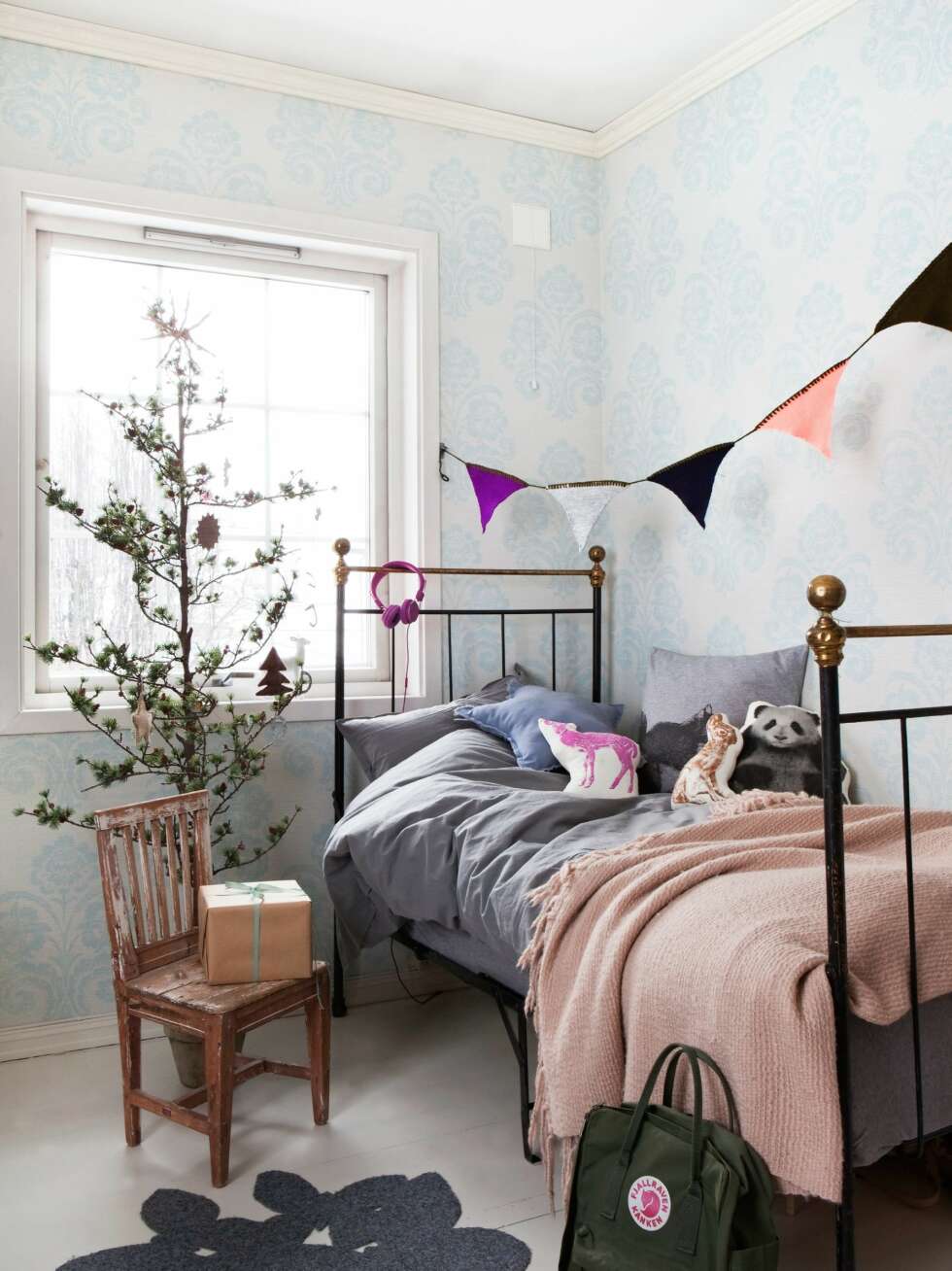 DELIKAT: Jenterommet er delikat innredet. Tapetet er fra
Designers Guild. Sengen er kjøpt på en auksjon.
FOTO: Trine Thorsen DELIKAT: Jenterommet er delikat innredet. Tapetet er fra
Designers Guild. Sengen er kjøpt på en auksjon.
FOTO: Trine Thorsen