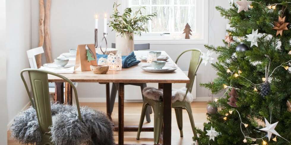 NYTT OG GAMMELT: I familiens hjem er det en god miks av nye og antikke gjenstander. Bordet og lysestakene er arvegods. Den hvite stolen Gray 23 er designet av Paola Navone. Den rustikke vasen og middagstallerkenene er fra Bolina. De grønne Tolix-stolene passer perfekt til jul.
FOTO: Trine Thorsen
NYTT OG GAMMELT: I familiens hjem er det en god miks av nye og antikke gjenstander. Bordet og lysestakene er arvegods. Den hvite stolen Gray 23 er designet av Paola Navone. Den rustikke vasen og middagstallerkenene er fra Bolina. De grønne Tolix-stolene passer perfekt til jul.
FOTO: Trine Thorsen