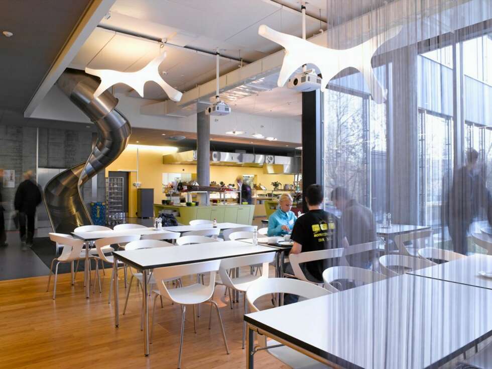 MATKULTUR: På hovedkontoret i Zürich serveres gratis frokost, lunsj og middag. Kokkene bruker bare ferske ingredienser og lokale råvarer. MATKULTUR: På hovedkontoret i Zürich serveres gratis frokost, lunsj og middag. Kokkene bruker bare ferske ingredienser og lokale råvarer.