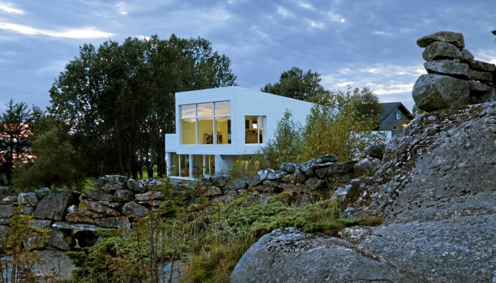 POPULÆRT HUS: Boligen i Mjømna i Gulen ved Sognefjorden tegnet av Todd Saunders ble nylig presentert i The New York Times. Huset fungerer både som hjem og arbeidsplass for webgründerne Njål Hansen Wilberg (35) og Linn Dyveke Wilberg (31). POPULÆRT HUS: Boligen i Mjømna i Gulen ved Sognefjorden tegnet av Todd Saunders ble nylig presentert i The New York Times. Huset fungerer både som hjem og arbeidsplass for webgründerne Njål Hansen Wilberg (35) og Linn Dyveke Wilberg (31).