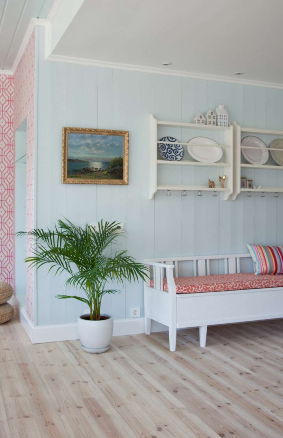 FARGE I TAKET: Den gamle kjøkkendelen er malt i fargen Mild Akvamarin fra Fargerike, mens påbygget er tapetsert med Rosey Posey Trellis fra Anna Spiro/Fargerike. Taket her er også malt med Mild Akvamarin. FOTO: Linda Elmin FARGE I TAKET: Den gamle kjøkkendelen er malt i fargen Mild Akvamarin fra Fargerike, mens påbygget er tapetsert med Rosey Posey Trellis fra Anna Spiro/Fargerike. Taket her er også malt med Mild Akvamarin. FOTO: Linda Elmin