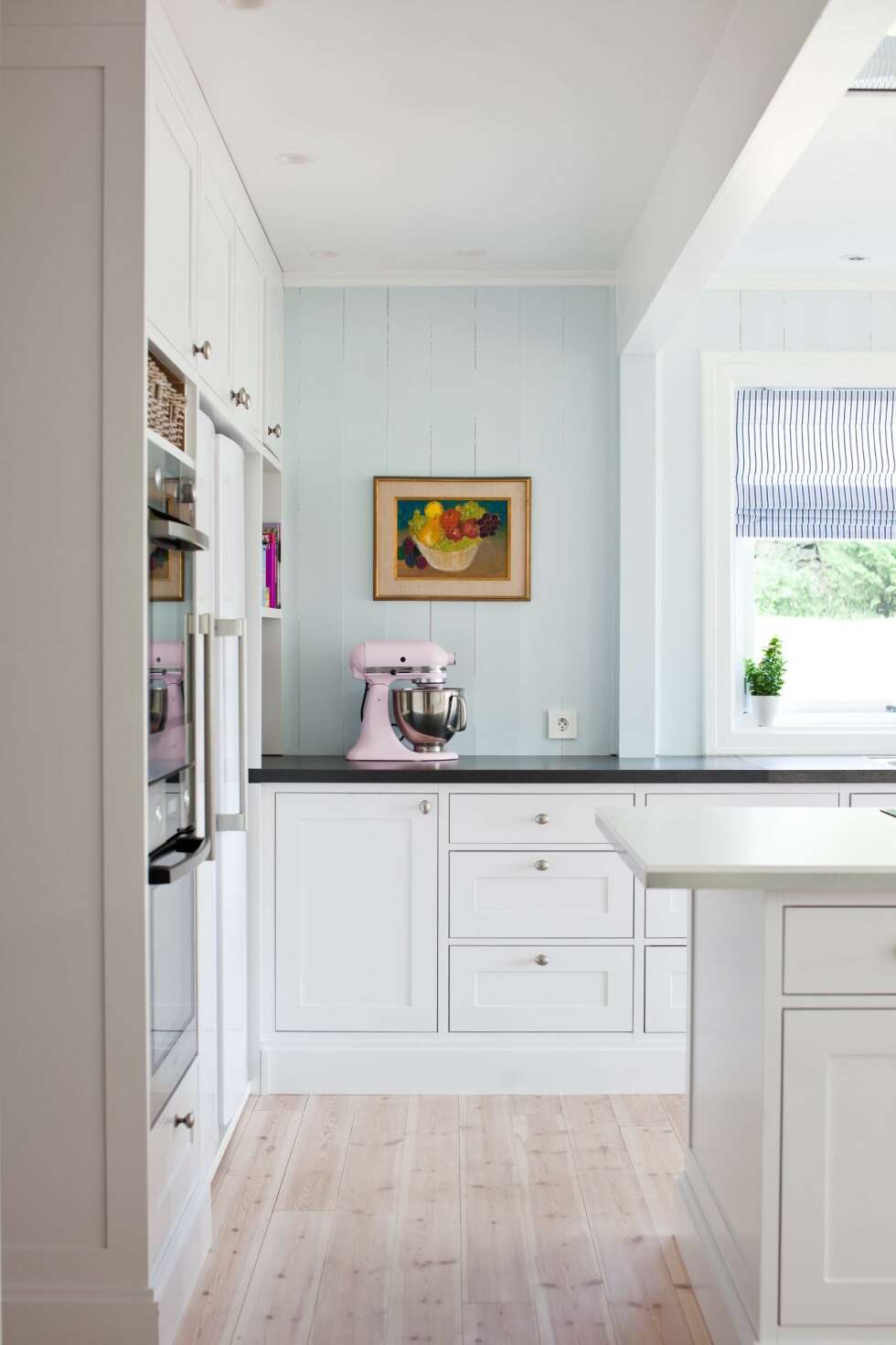 KJØKKENET: Kjøkkeninnredningen fra Elen Møbelstudio er moderne uten å bli for stram. Plassen er godt utnyttet med høyskap på den ene veggen og en stor kjøkkenøy i midten. FOTO: Linda Elmin KJØKKENET: Kjøkkeninnredningen fra Elen Møbelstudio er moderne uten å bli for stram. Plassen er godt utnyttet med høyskap på den ene veggen og en stor kjøkkenøy i midten. FOTO: Linda Elmin