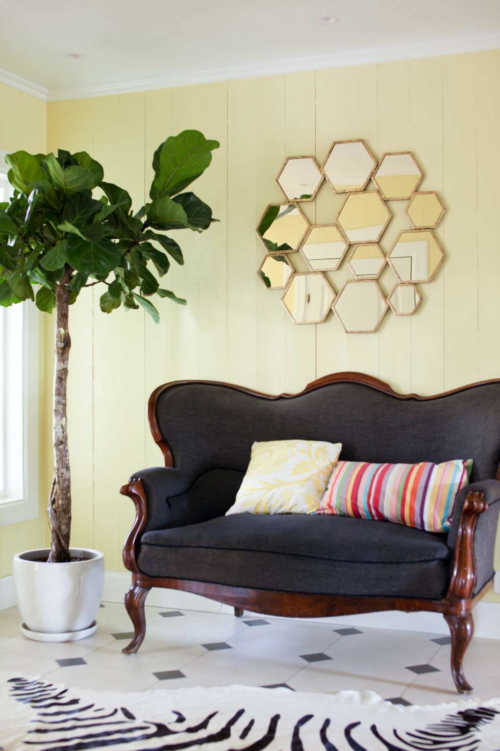 ELEGANSE: Sofaen i hallen er kjøpt på finn.no og ønsker gjestene velkommen med høytidelig eleganse. FOTO: Linda Elmin ELEGANSE: Sofaen i hallen er kjøpt på finn.no og ønsker gjestene velkommen med høytidelig eleganse. FOTO: Linda Elmin