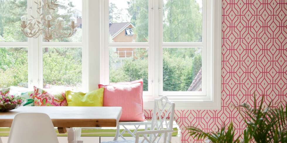PÅBYGG: Påbygget er det nye hjertet i huset. Det mønstrete tapetet Rosey Posey Tellis er fra Anna Spiro/Fargerike. Den smarte benken har paret snekret selv av Ikea-skap. Lysekronen er fra Laura Ashley. FOTO: Linda Elmin PÅBYGG: Påbygget er det nye hjertet i huset. Det mønstrete tapetet Rosey Posey Tellis er fra Anna Spiro/Fargerike. Den smarte benken har paret snekret selv av Ikea-skap. Lysekronen er fra Laura Ashley. FOTO: Linda Elmin