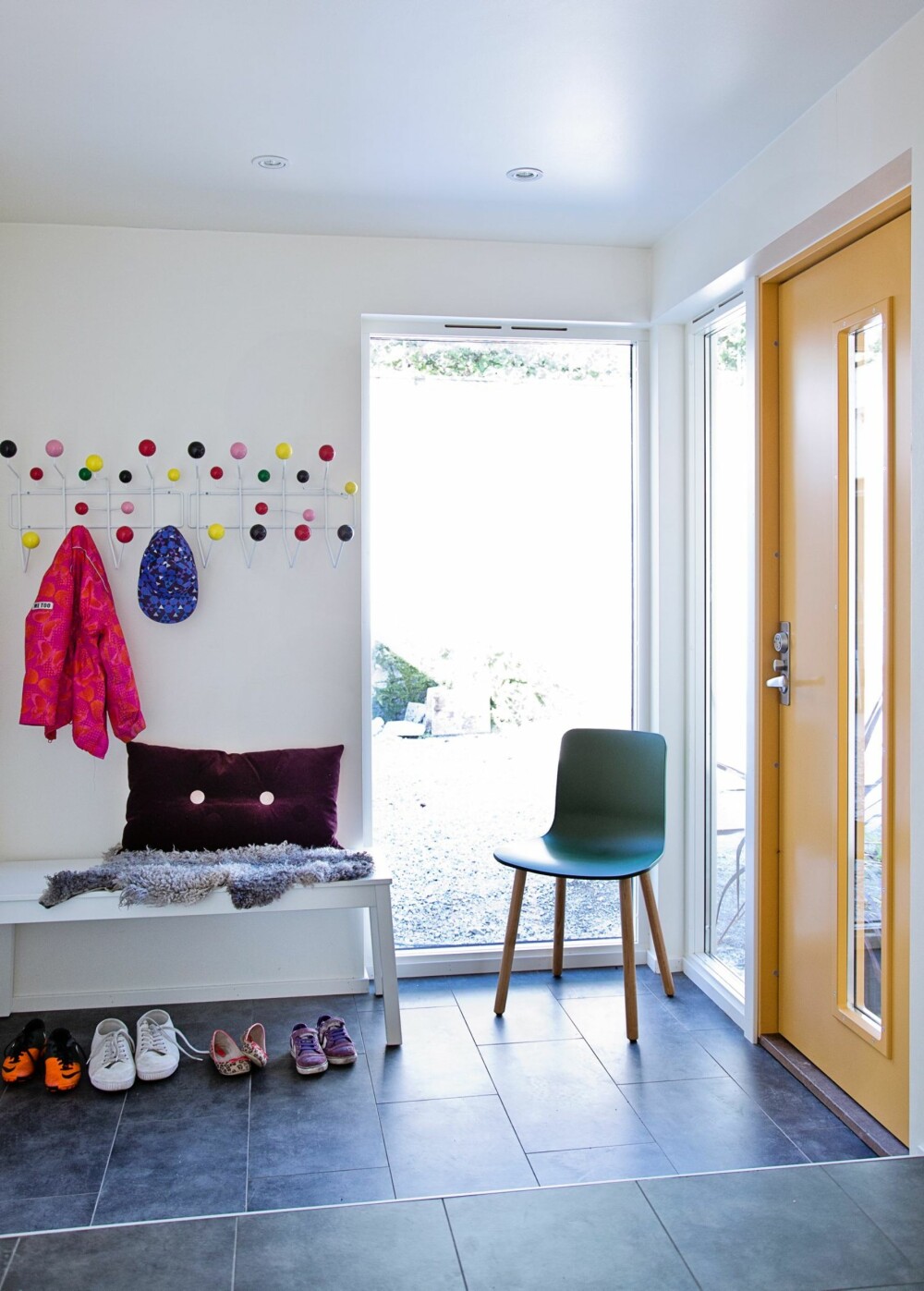 SMARTE LØSNINGER: I gangen er det god plass til å kle på seg. Pute fra Christina Lundsteen, Hal stol fra Vitra/designhuset Sogn. Ytterdøren fra Dooria er i Sarahs yndlingsfarge og får henne til å smile hver gang hun går igjennom den. SMARTE LØSNINGER: I gangen er det god plass til å kle på seg. Pute fra Christina Lundsteen, Hal stol fra Vitra/designhuset Sogn. Ytterdøren fra Dooria er i Sarahs yndlingsfarge og får henne til å smile hver gang hun går igjennom den.