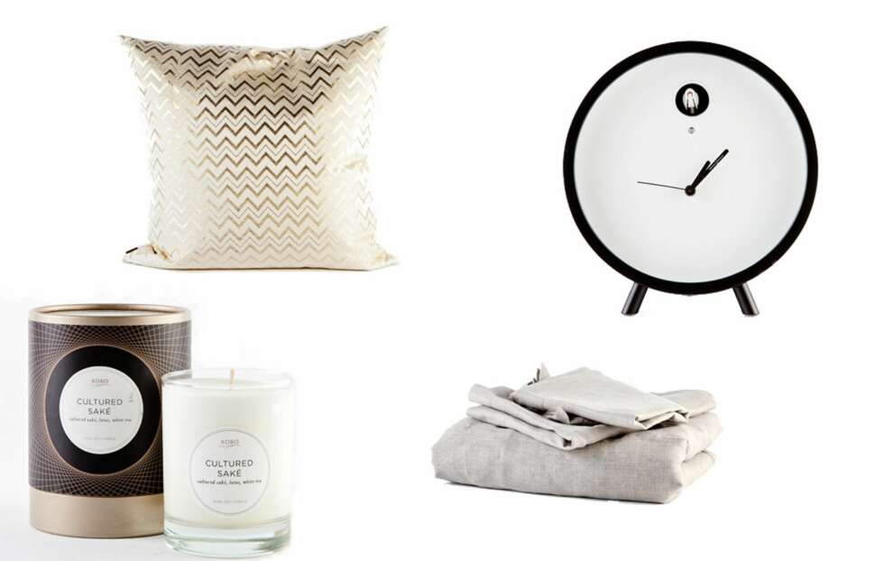 LUKSUS. Duftlys fra Kobo, kr 398, og pute med gullmønster, kr 2298, begge fra Zanz. Klokke, kr 2750, Raun Conceptstore. Sengesett i hundre prosent lin, kr 1195, Home&Cottage. LUKSUS. Duftlys fra Kobo, kr 398, og pute med gullmønster, kr 2298, begge fra Zanz. Klokke, kr 2750, Raun Conceptstore. Sengesett i hundre prosent lin, kr 1195, Home&Cottage.