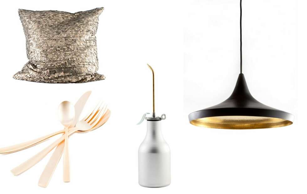 ROCKA. Pute med pynt i oksidert messing, kr 1290, og bestikk i matt gull, kr 436 pr. kuvert, alt fra Milla Botique. Industriell håndlaget pumpe til olivenolje, kr 598, og røff lampe, design Tom Dixon, kr 3100, begge fra Zanz. ROCKA. Pute med pynt i oksidert messing, kr 1290, og bestikk i matt gull, kr 436 pr. kuvert, alt fra Milla Botique. Industriell håndlaget pumpe til olivenolje, kr 598, og røff lampe, design Tom Dixon, kr 3100, begge fra Zanz.