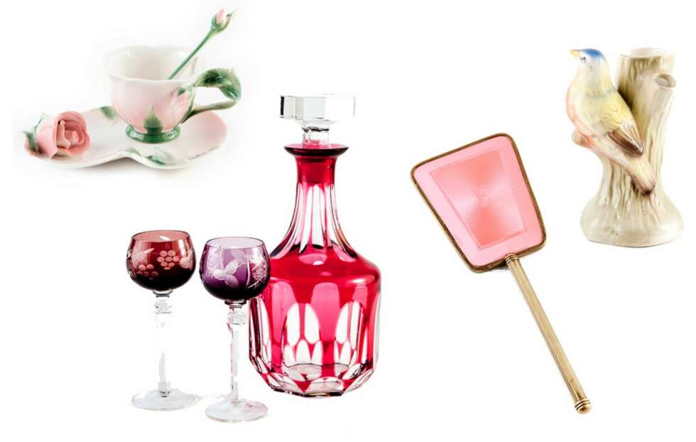 VINTAGE. Roseservise, kr 175 pr. kuvert, Ruth 66. Slipte vintage likørglass i krystall, kr 235 pr. stk., og slipt vintage krystall karaffel, kr 1200, fra Frøken Flood. Vintage håndspeil i rosa emalje fra Frøken Dianas Salonger. Lignende fås kjøpt på Sinsen Brukthall og i andre bruktbutikker, ca kr 500. Fuglevase i porselen, kr 275, Ruth 66. VINTAGE. Roseservise, kr 175 pr. kuvert, Ruth 66. Slipte vintage likørglass i krystall, kr 235 pr. stk., og slipt vintage krystall karaffel, kr 1200, fra Frøken Flood. Vintage håndspeil i rosa emalje fra Frøken Dianas Salonger. Lignende fås kjøpt på Sinsen Brukthall og i andre bruktbutikker, ca kr 500. Fuglevase i porselen, kr 275, Ruth 66.