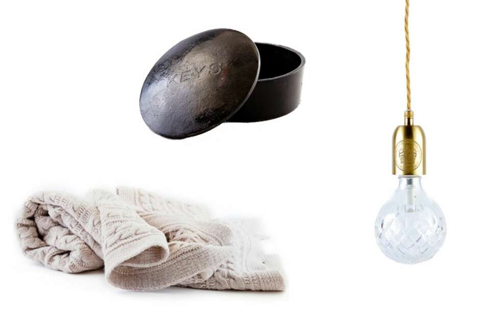 KLASSISK. Ullteppe, kr 1699, Bolina. Nøkkelboks, kr 235, Raun Conceptstore. Slipt glasslampe med messingdetaljer, kr 2199, Bolina. KLASSISK. Ullteppe, kr 1699, Bolina. Nøkkelboks, kr 235, Raun Conceptstore. Slipt glasslampe med messingdetaljer, kr 2199, Bolina.