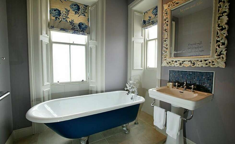 BLÅ HARMONI: Eieren av Gatsby House har brukt mye farger i interiøret. Badet går i blåtoner og gråtoner. BLÅ HARMONI: Eieren av Gatsby House har brukt mye farger i interiøret. Badet går i blåtoner og gråtoner.