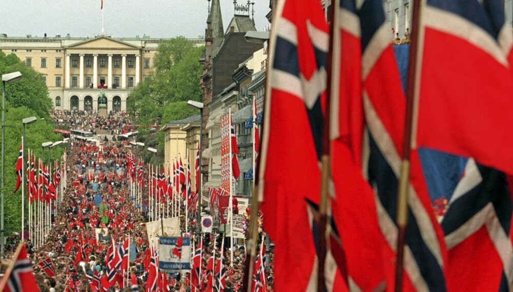 FLAGGREGLER: Det viktigste er å behandle flagget med respekt. Her er en kort guide til flaggreglene i Norge. Bildet er fra 17. maifering på Karl Johan. FLAGGREGLER: Det viktigste er å behandle flagget med respekt. Her er en kort guide til flaggreglene i Norge. Bildet er fra 17. maifering på Karl Johan.