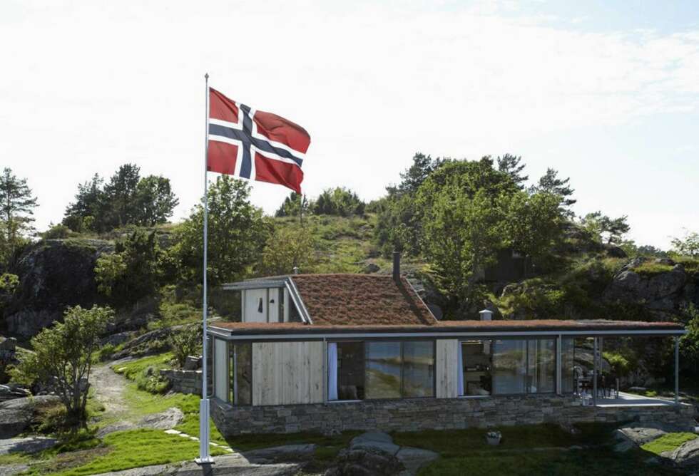TO VOLUMER BLIR ETT: Her ser du hvordan de to hovedvolumene hytta består av bindes sammen med et skråtak. TO VOLUMER BLIR ETT: Her ser du hvordan de to hovedvolumene hytta består av bindes sammen med et skråtak.