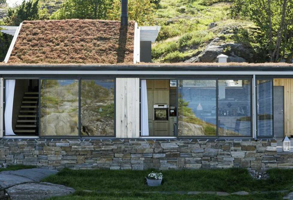 ET BLOMSTRENDE TAK: På taket ligger isolerende og temperaturregulerende sedummatter. De har kritthvite blomster i juni og er rødgrønne senere på sommeren. Mattene ble levert av Ecofact As i Sandnes. ET BLOMSTRENDE TAK: På taket ligger isolerende og temperaturregulerende sedummatter. De har kritthvite blomster i juni og er rødgrønne senere på sommeren. Mattene ble levert av Ecofact As i Sandnes.