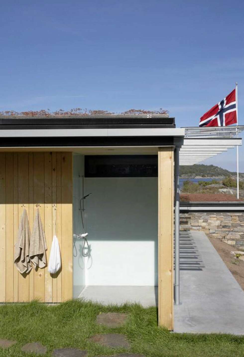 FULL NATURKONTAKT: I en sommerhytte som dette passer det med et utedusjrom, en nisje i moderne designstil. FULL NATURKONTAKT: I en sommerhytte som dette passer det med et utedusjrom, en nisje i moderne designstil.