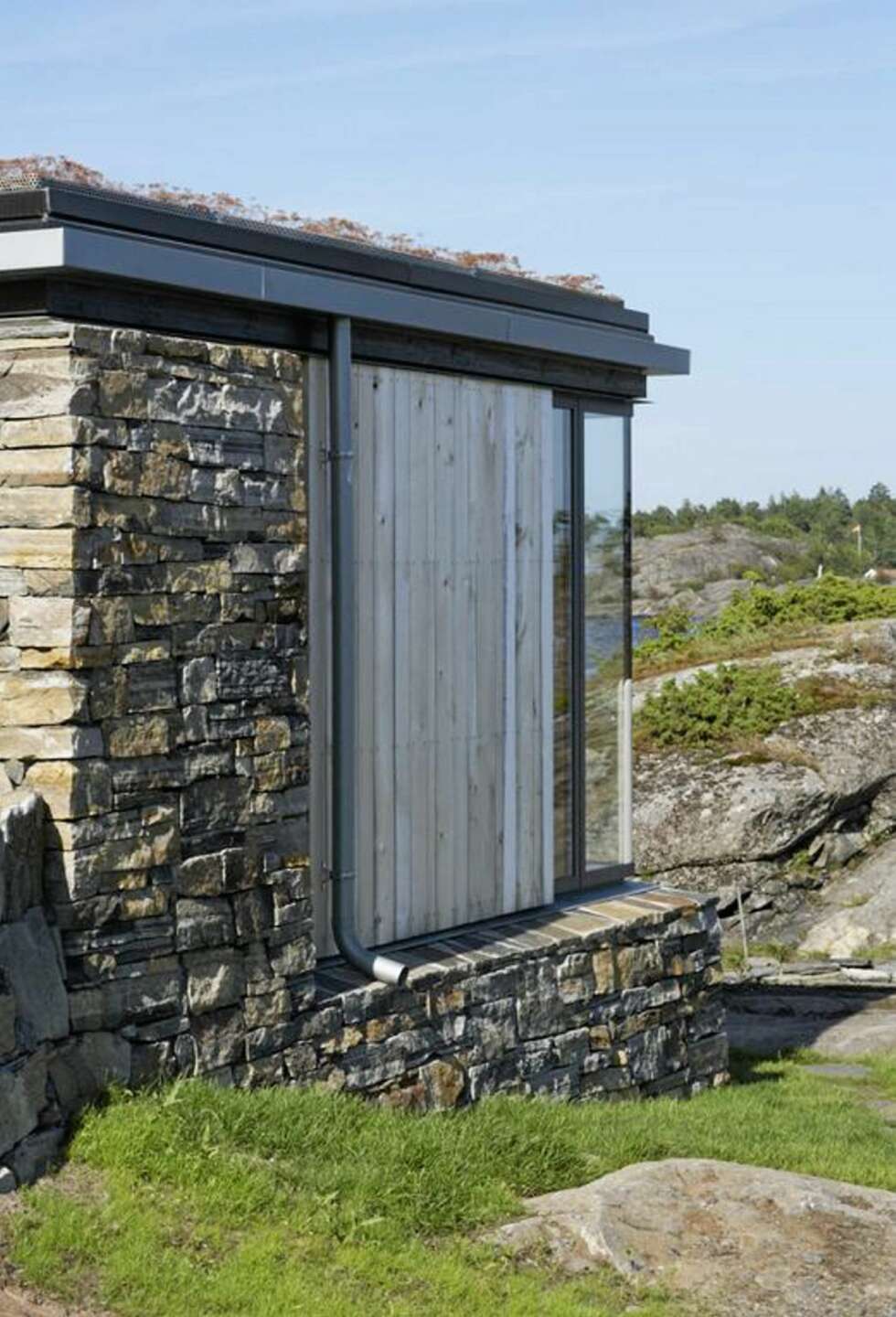 SAMSPILL I SKJÆRGÅRDEN: Se hvordan materialene, naturstein, ubehandlet osp og glass spiller sammen mot det kuperte landskapet og sjøen. SAMSPILL I SKJÆRGÅRDEN: Se hvordan materialene, naturstein, ubehandlet osp og glass spiller sammen mot det kuperte landskapet og sjøen.